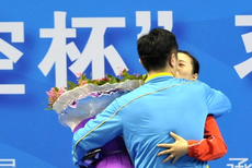 女双颁奖礼骆羽甜蜜时刻！男友求婚成功深情拥吻