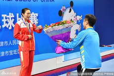 女双颁奖礼骆羽甜蜜时刻！男友求婚成功深情拥吻