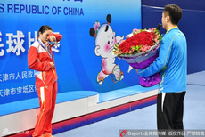 女双颁奖礼骆羽甜蜜时刻！男友求婚成功深情拥吻