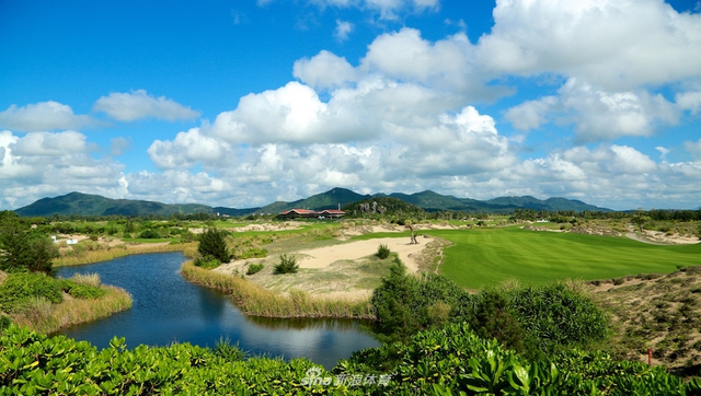 神州半岛高尔夫球会景色宜人