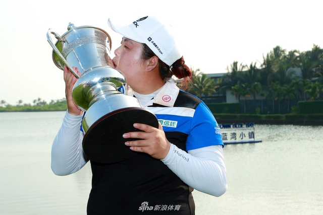 冯珊珊亲吻奖杯