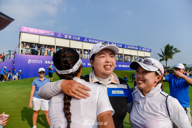 冯珊珊拥抱黎佳韵