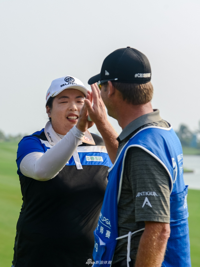 冯珊珊与球童击掌