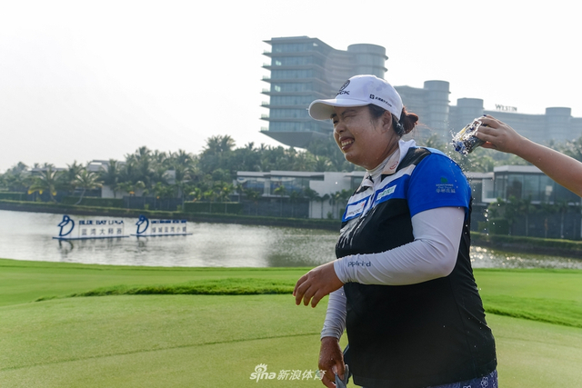 冯珊珊接受“洗礼”