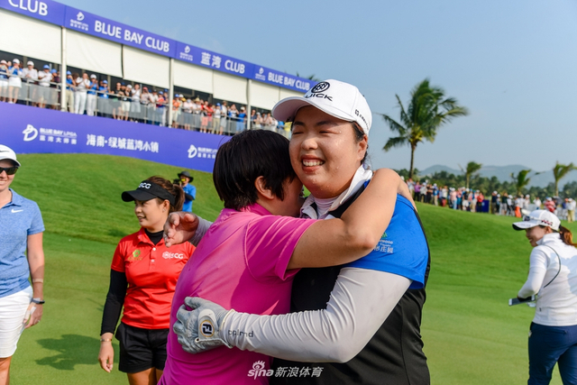 冯珊珊拥抱妈妈