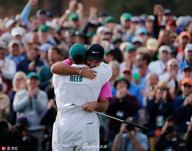 瑞德与球童拥抱