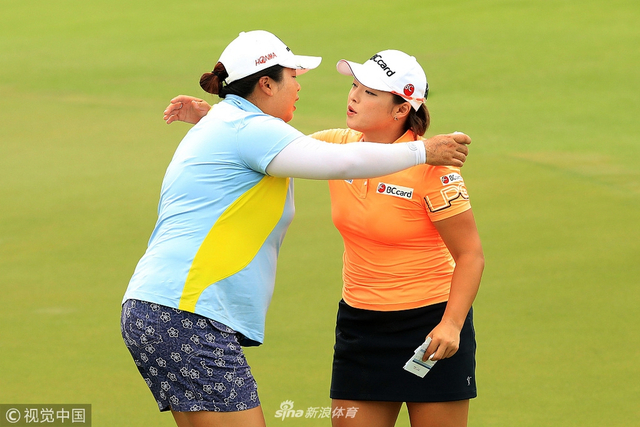 冯珊珊与张哈娜拥抱