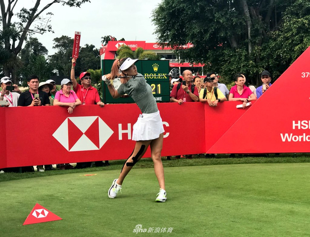 魏圣美开球裙摆飘飘