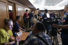 女排欧冠发布会教练携队长出席