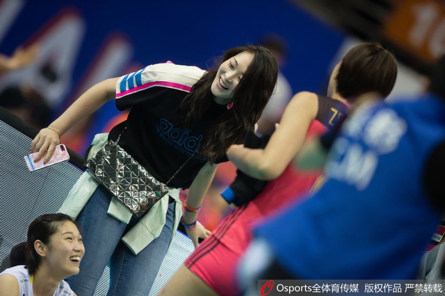 李盈莹与偶像惠若琪暖心拥抱