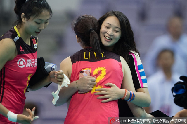 李盈莹与偶像惠若琪暖心拥抱