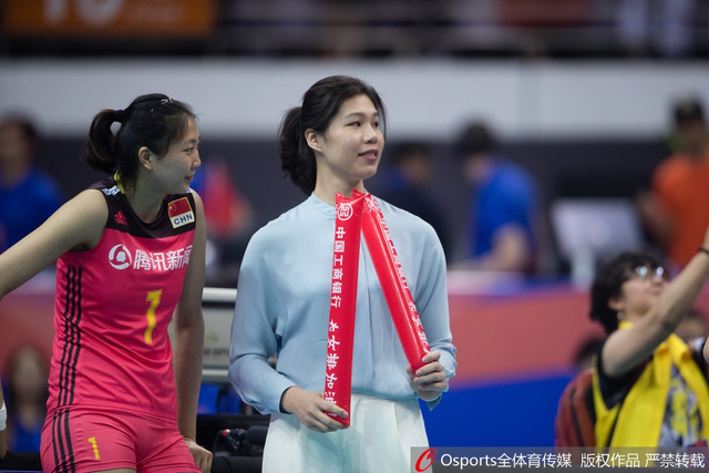 李盈莹与偶像惠若琪暖心拥抱