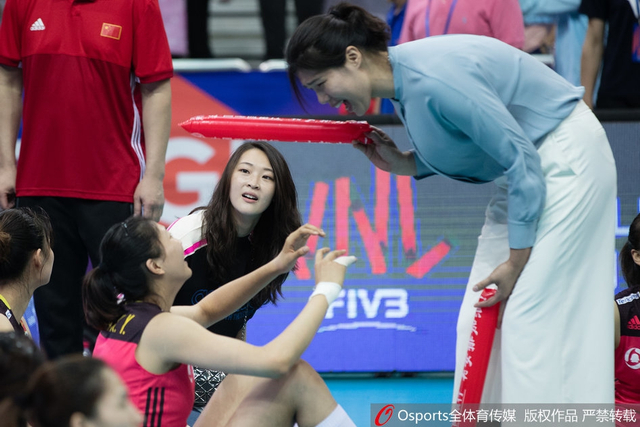 李盈莹与偶像惠若琪暖心拥抱