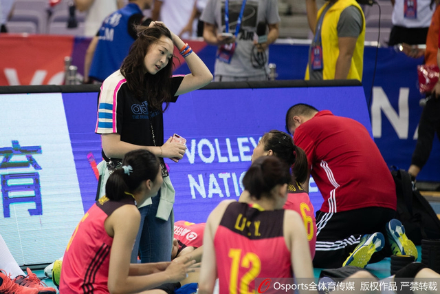 李盈莹与偶像惠若琪暖心拥抱