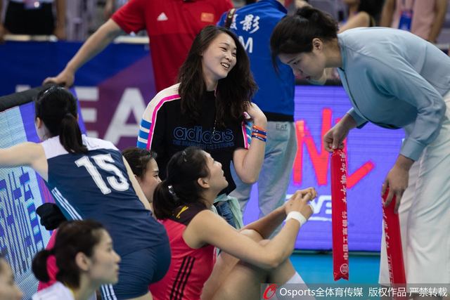 李盈莹与偶像惠若琪暖心拥抱