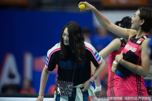 李盈莹与偶像惠若琪暖心拥抱