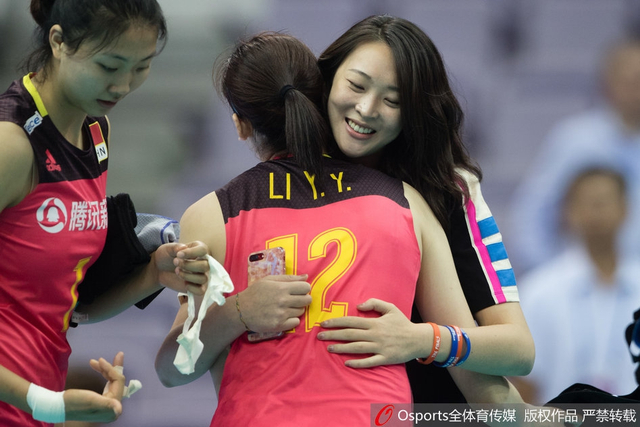 李盈莹与偶像惠若琪暖心拥抱