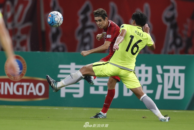 奥斯卡奋力拼抢