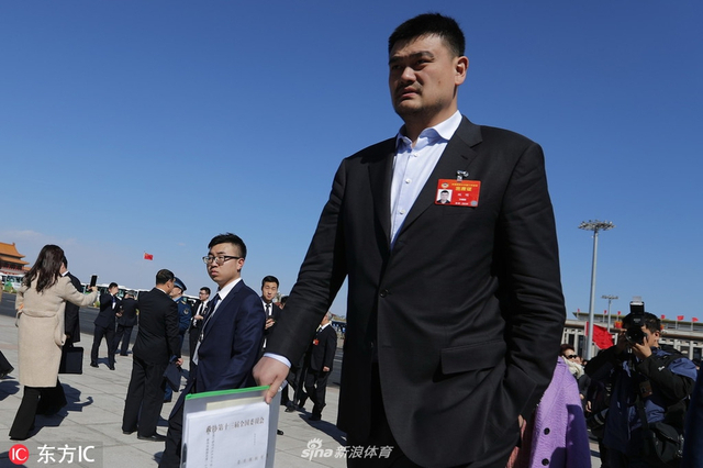 4         2019年3月11日,北京,姚明出席2019年两会,西装笔挺引人