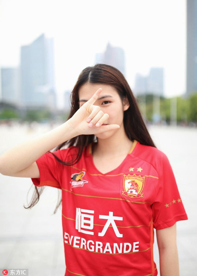 恒大清纯女球迷场边助阵