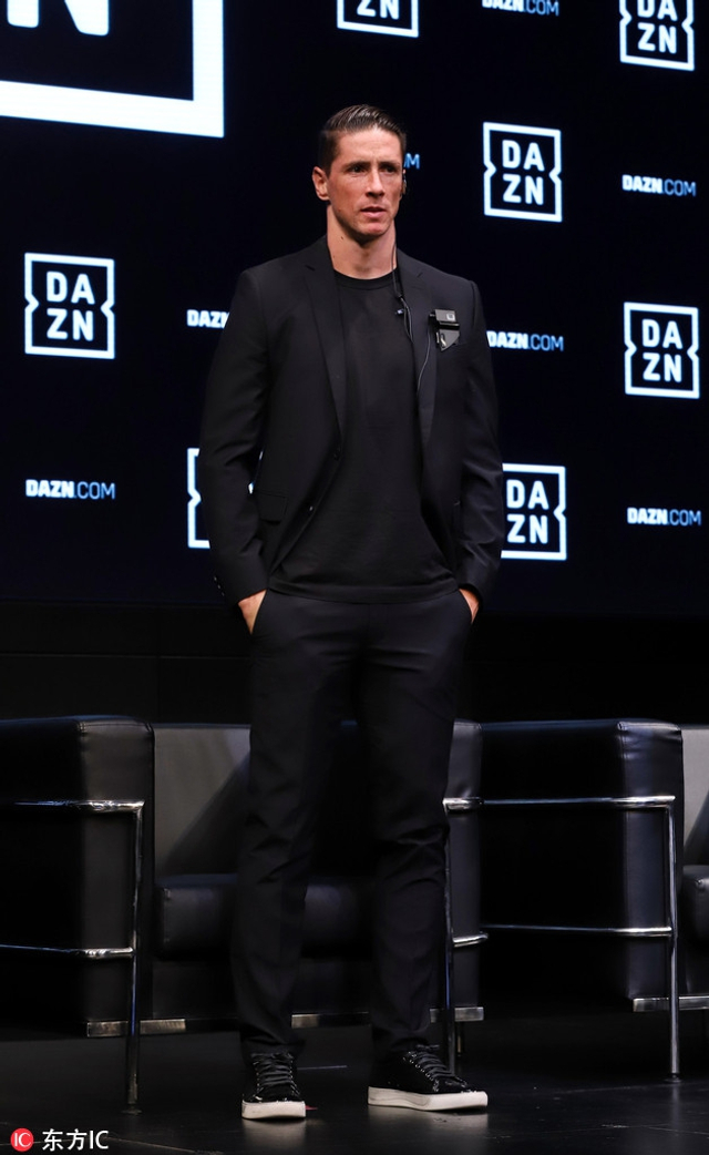 托雷斯西装笔挺帅气逼人