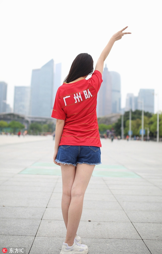 恒大清纯女球迷场边助阵