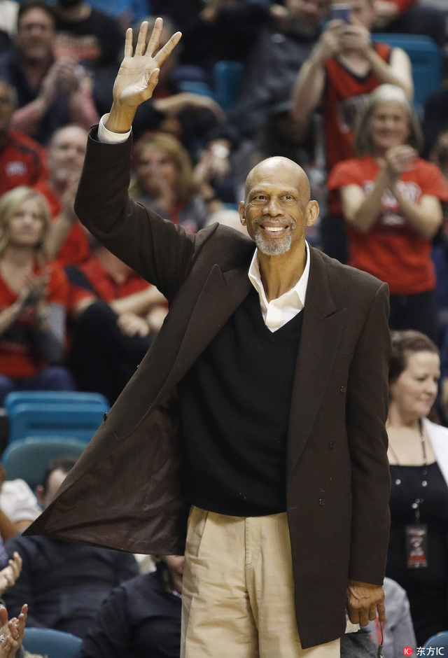 贾巴尔现身ncaa赛场