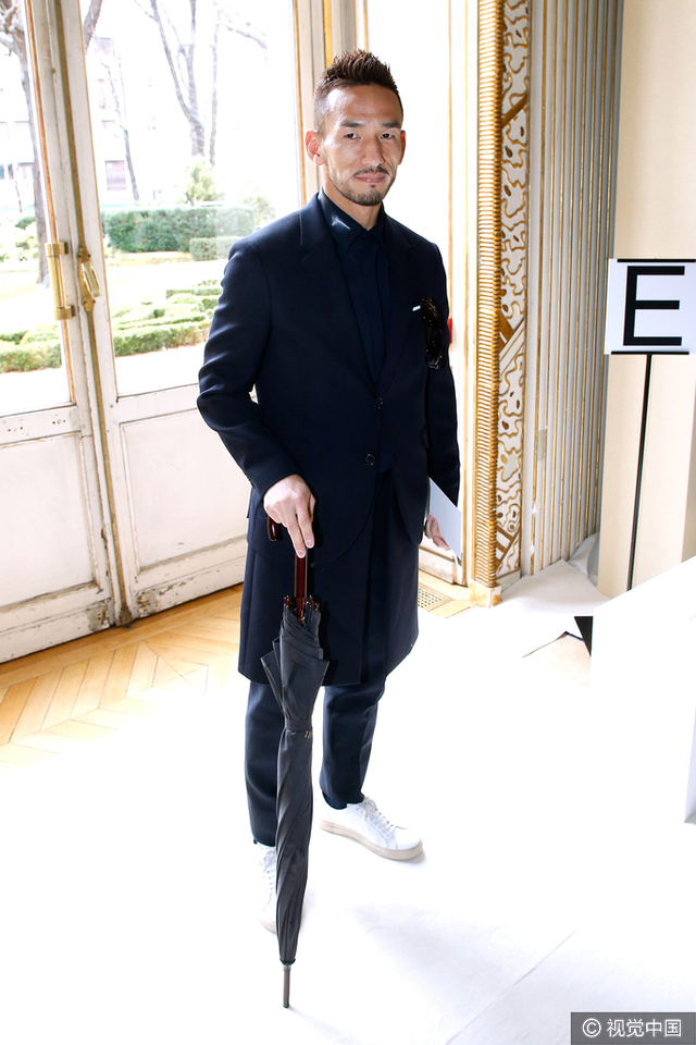 中田英寿现身巴黎时装周