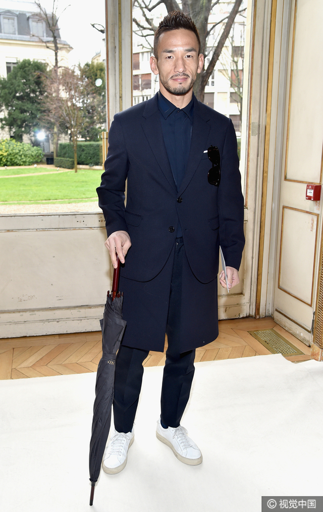 中田英寿现身巴黎时装周