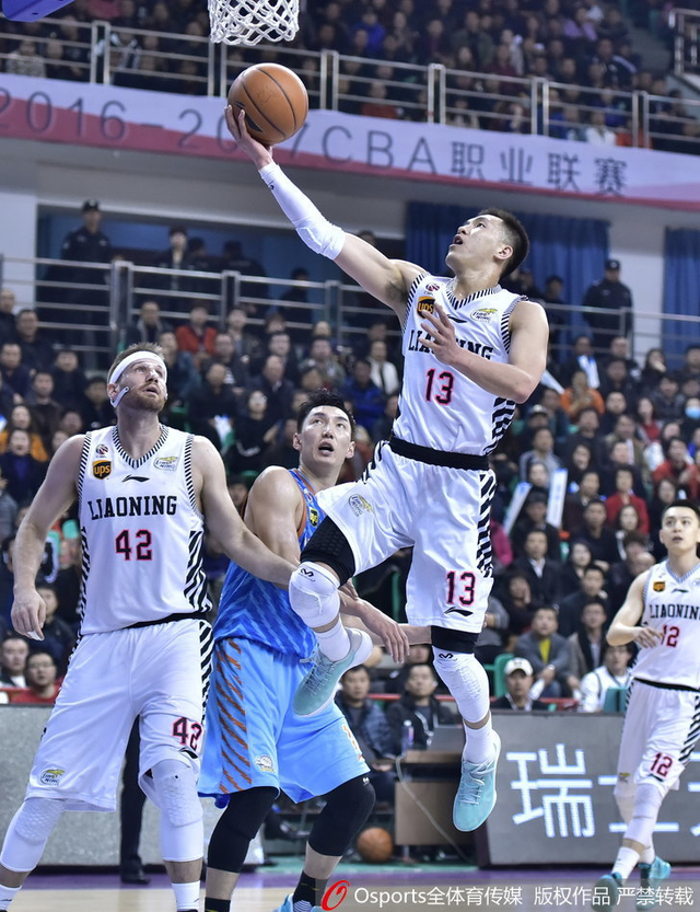 郭艾伦突破上篮