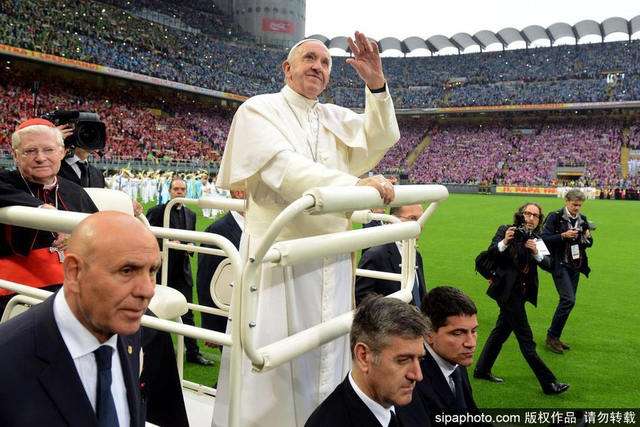 大教皇方济各参观米兰圣西罗球场
