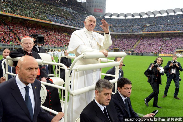 大教皇方济各参观米兰圣西罗球场