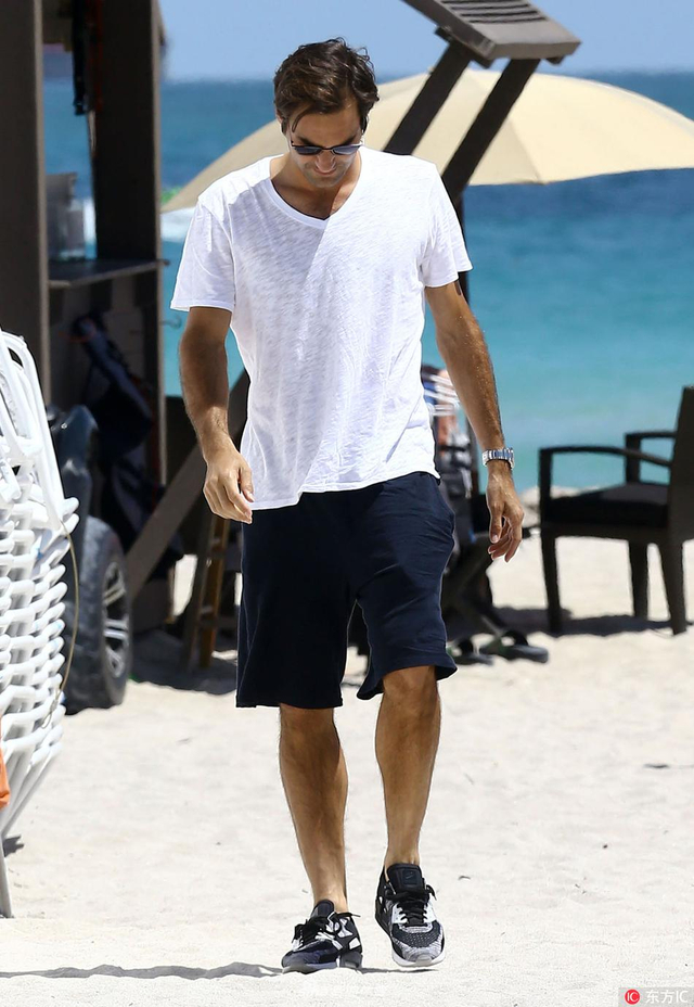 费德勒与娇妻海滩度假晒日光浴