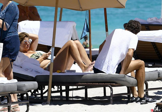 费德勒与娇妻海滩度假晒日光浴