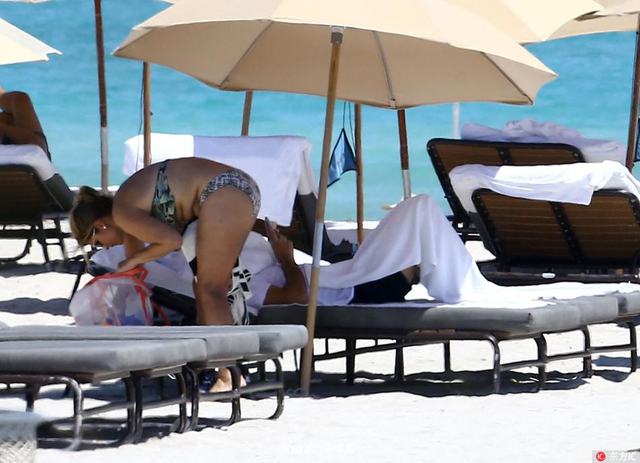 费德勒与娇妻海滩度假晒日光浴