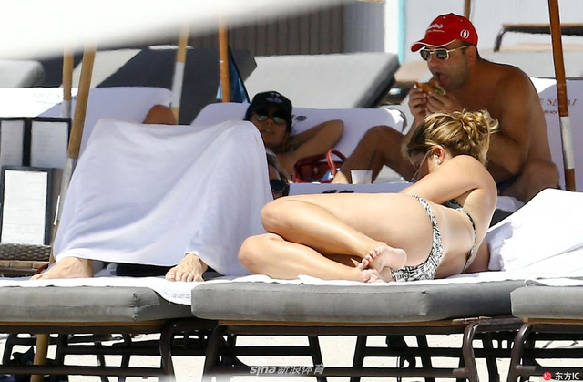 费德勒与娇妻海滩度假晒日光浴