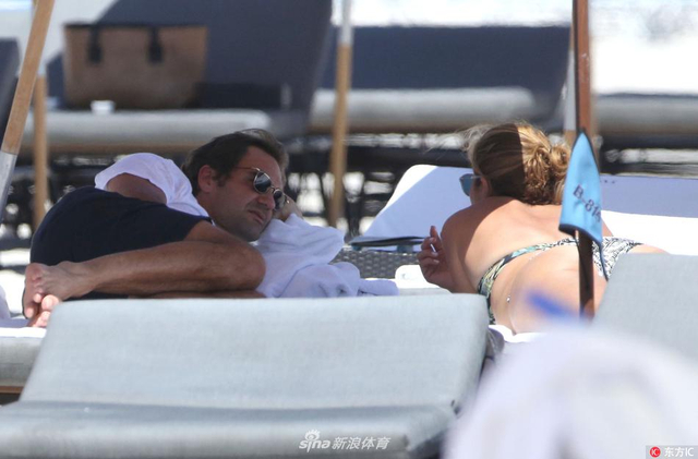费德勒与娇妻海滩度假晒日光浴