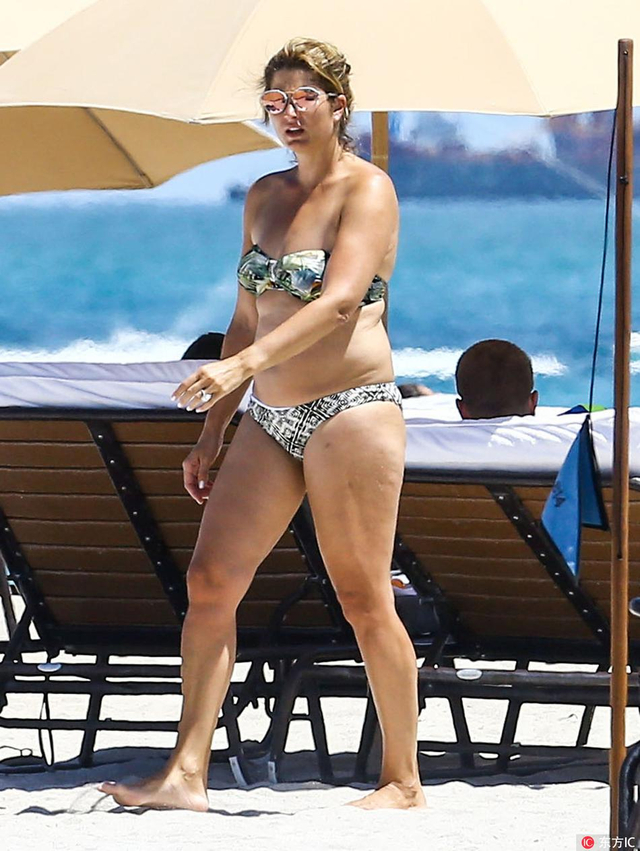 费德勒与娇妻海滩度假晒日光浴