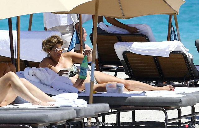 费德勒与娇妻海滩度假晒日光浴