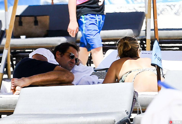 费德勒与娇妻海滩度假晒日光浴