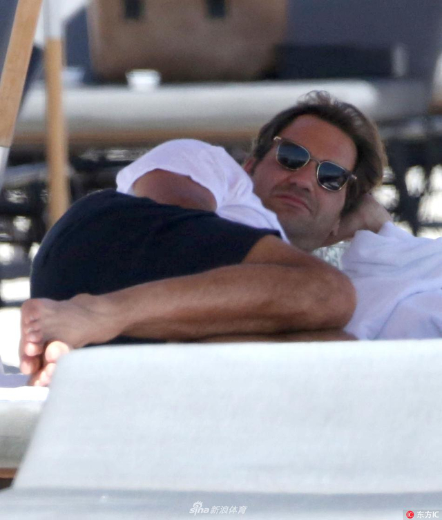 费德勒与娇妻海滩度假晒日光浴