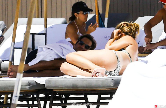 费德勒与娇妻海滩度假晒日光浴