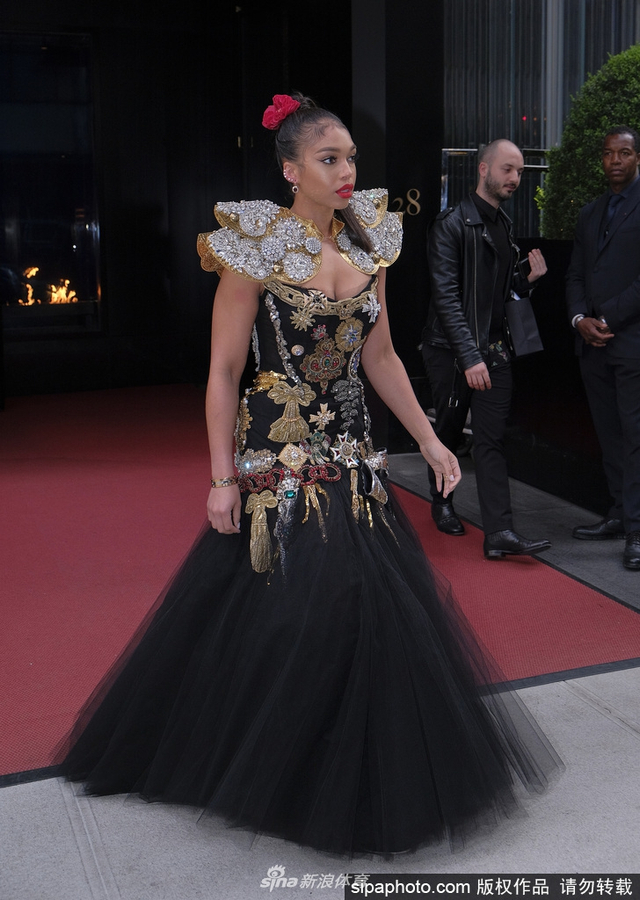 德佩女友盛装亮相胸前有料身材丰满