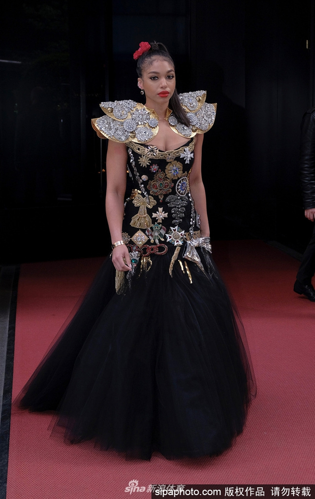 德佩女友盛装亮相胸前有料身材丰满