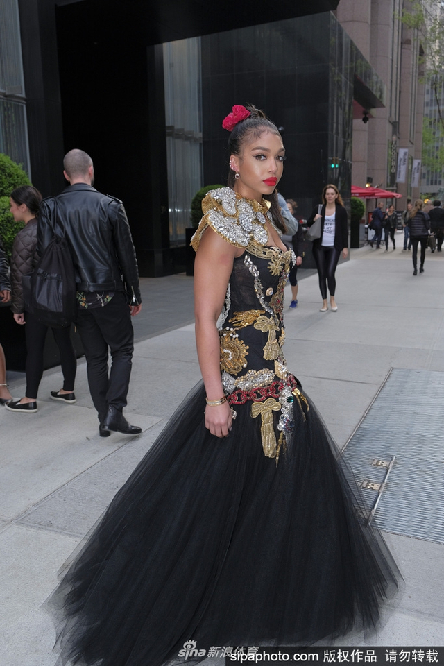 德佩女友盛装亮相胸前有料身材丰满