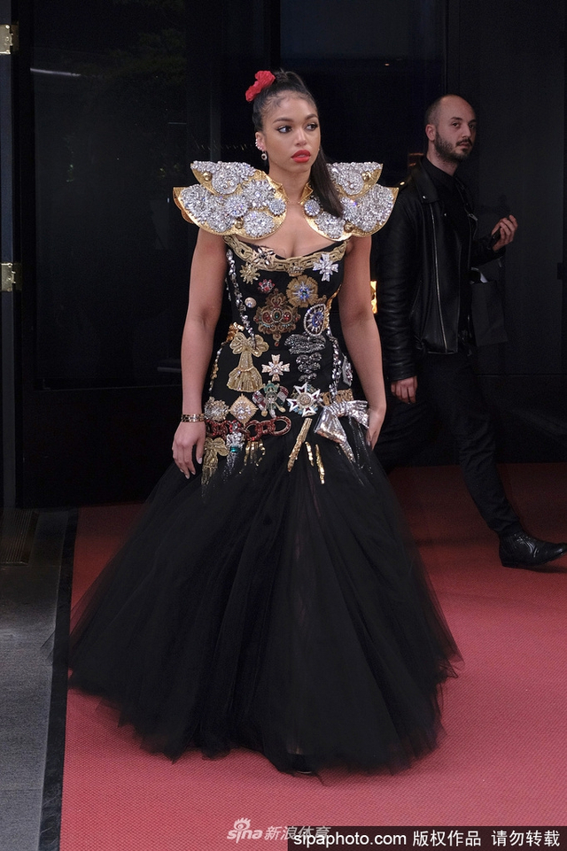 德佩女友盛装亮相胸前有料身材丰满