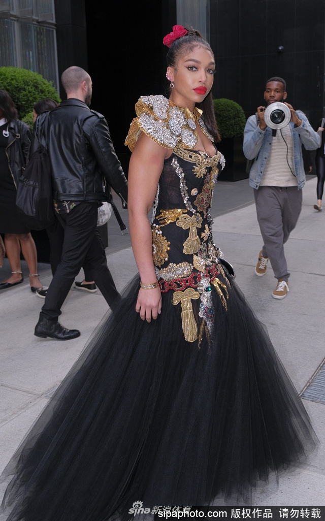 德佩女友盛装亮相胸前有料身材丰满