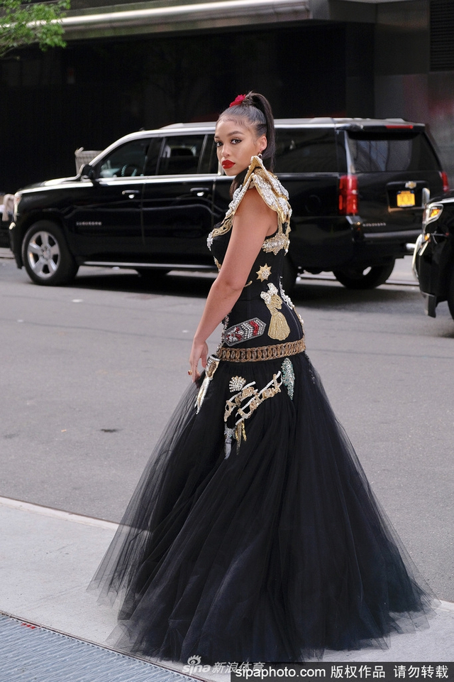 德佩女友盛装亮相胸前有料身材丰满