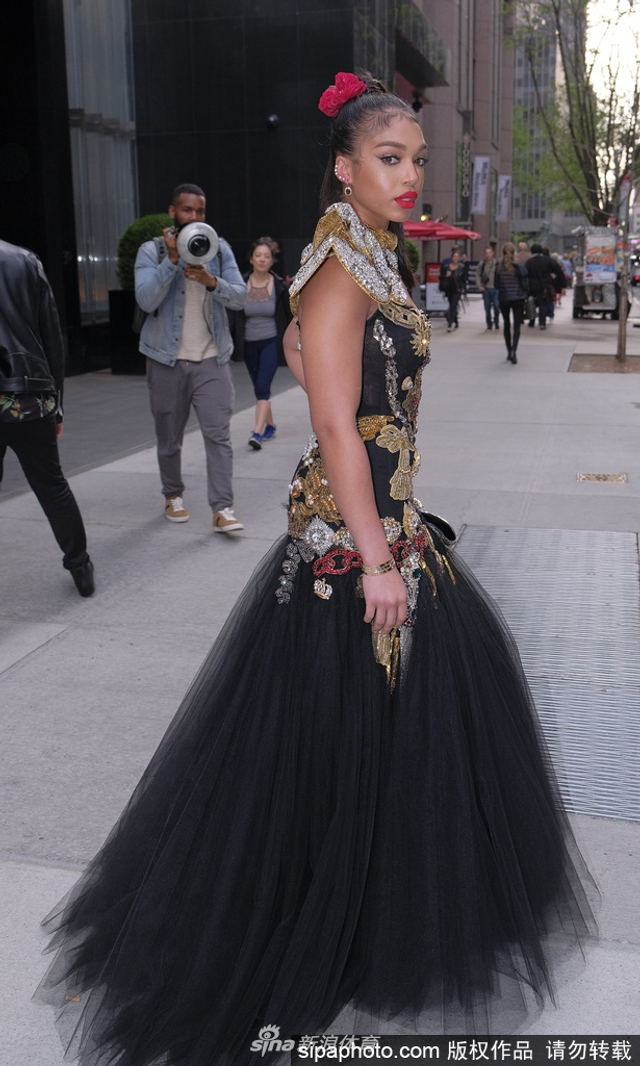 德佩女友盛装亮相胸前有料身材丰满