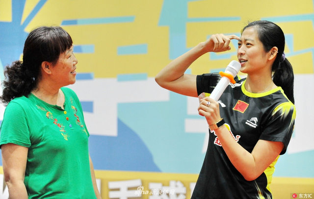 羽毛球前美女国手表演杀球入瓜技惊四座